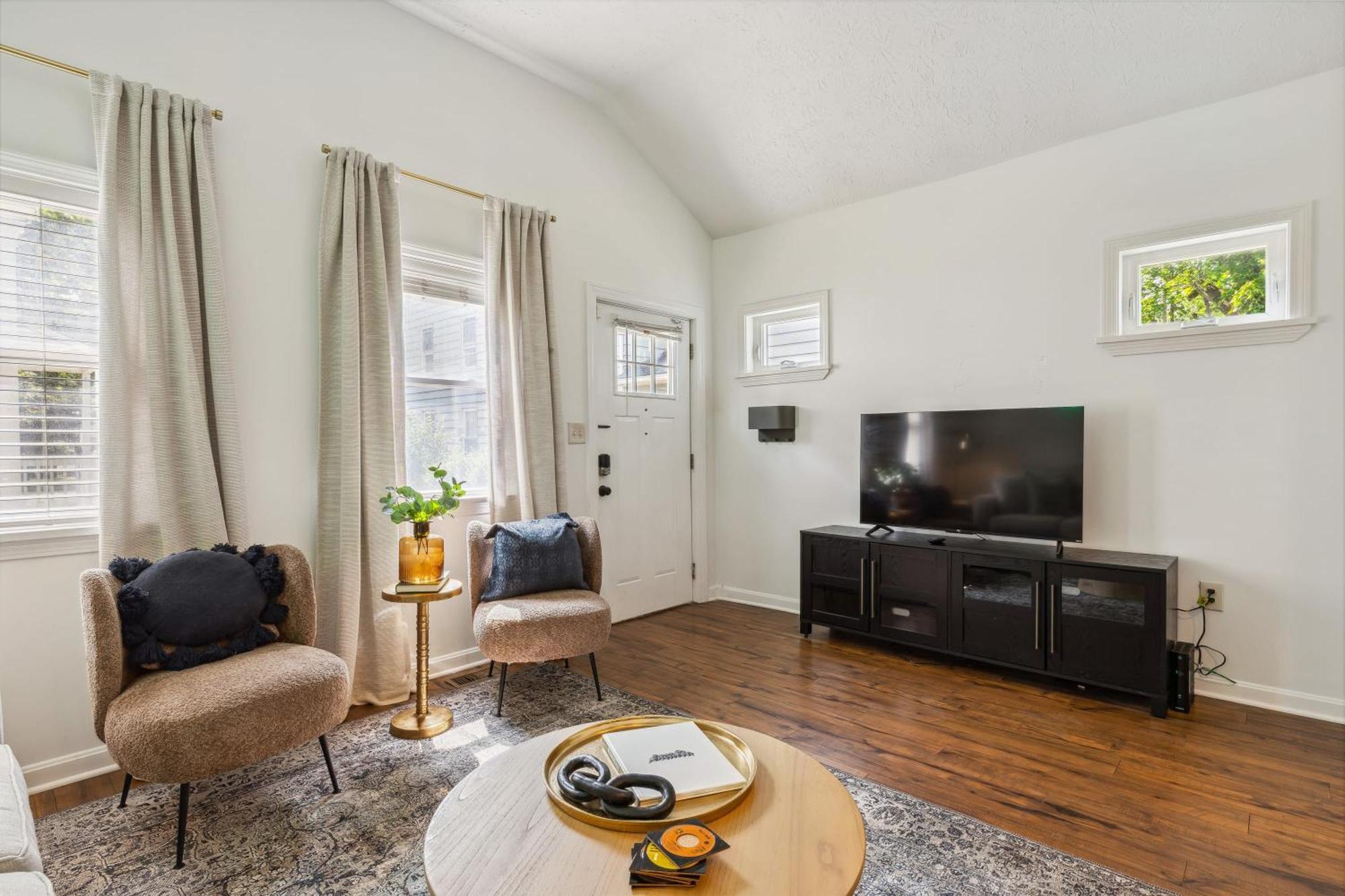 Newly Renovated Tremont Treasure I Cozy + Modern Villa Кливланд Екстериор снимка