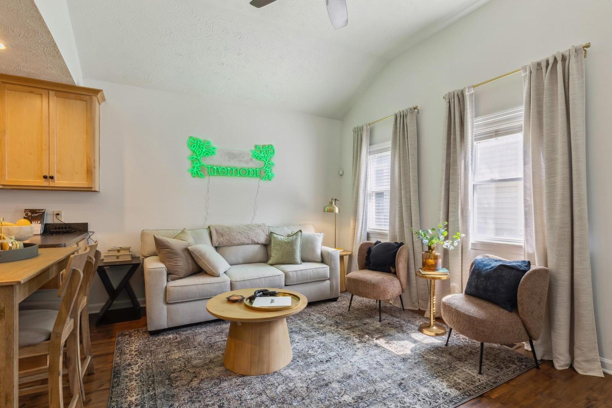 Newly Renovated Tremont Treasure I Cozy + Modern Villa Кливланд Екстериор снимка