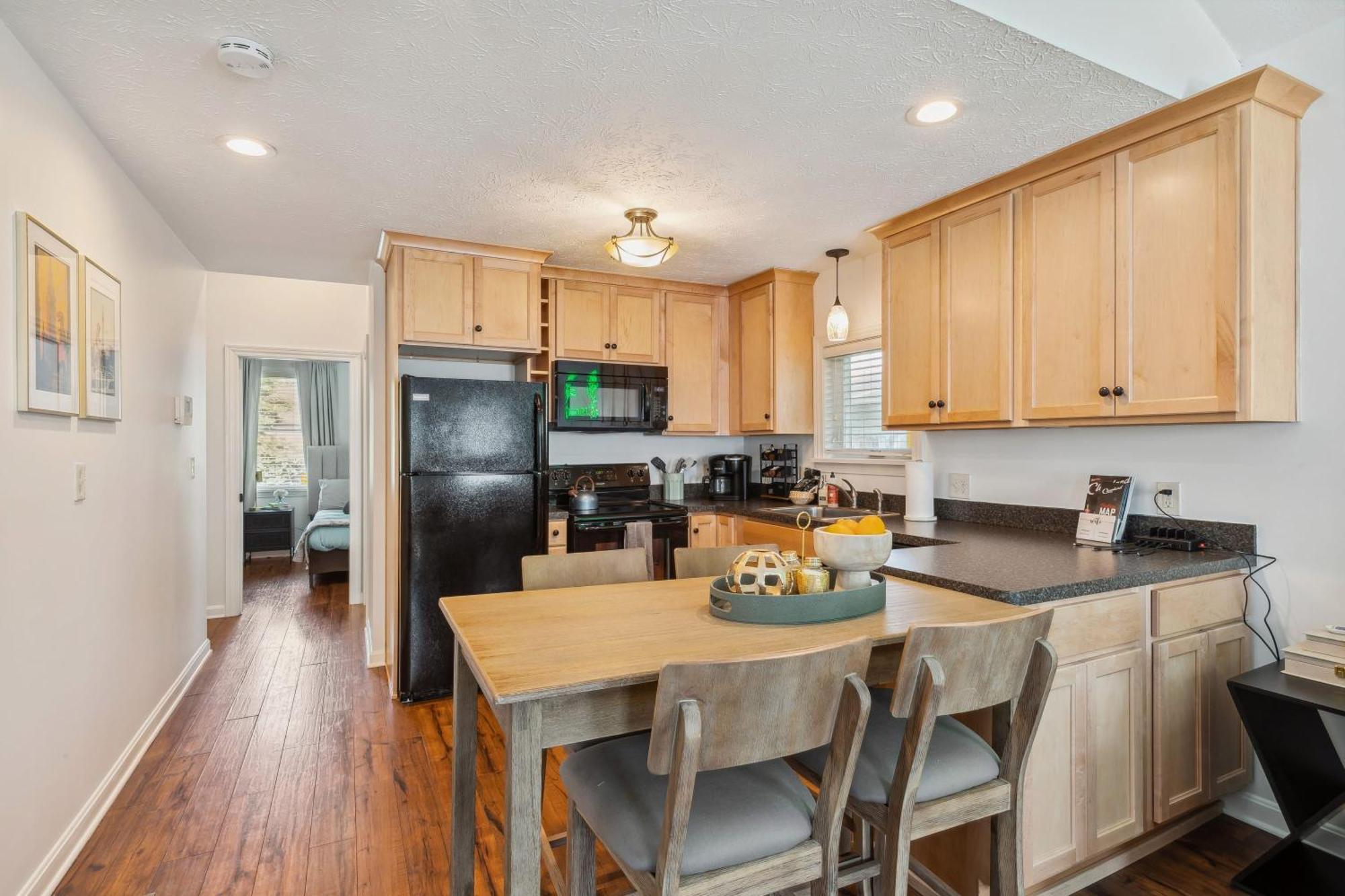 Newly Renovated Tremont Treasure I Cozy + Modern Villa Кливланд Екстериор снимка