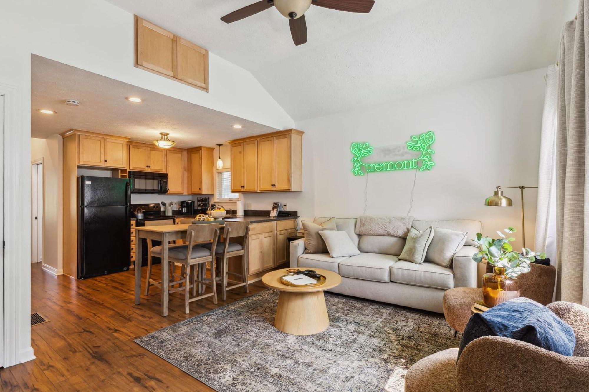 Newly Renovated Tremont Treasure I Cozy + Modern Villa Кливланд Екстериор снимка